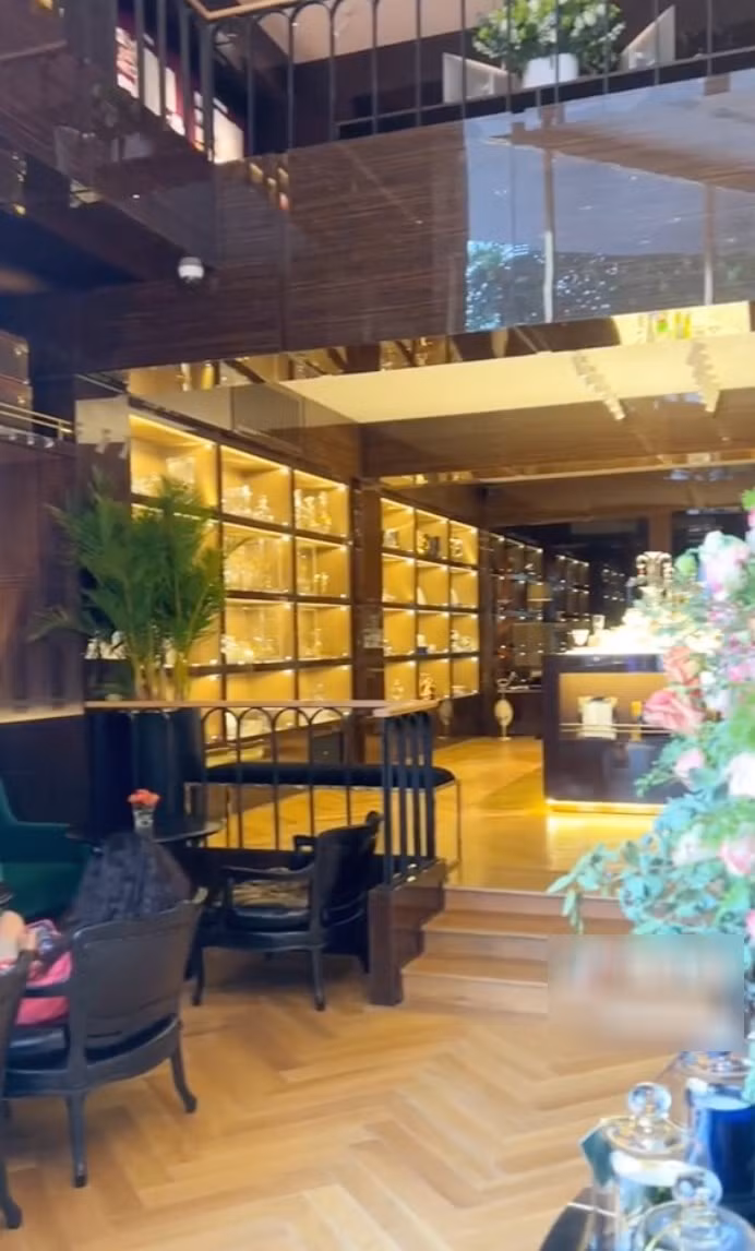 Đáng nói, từ thiết kế cho đến thực đơn, tất cả đều thể hiện "mùi tiền" rõ rệt, đúng như phong cách của ông chủ là nhà thiết kế nổi tiếng. Sự xa hoa, lộng lẫy nằm ở mọi ngóc ngách, chi tiết của quán.