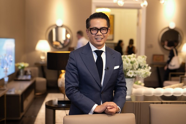 Thậm chí, nhiều người còn bình luận rằng "kể cả quán không treo biển cấm trẻ em thì cũng chẳng ai dám cho con nhỏ chạy nhảy, nô đùa tại đây" hay "thà ra vỉa hè làm cốc cà phê còn hơn, như này khác gì đi triển lãm đồ hiệu, tự nhiên mất cả trăm vì decor."