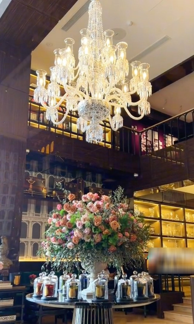 Chưa hết, ngay cả nhân viên cũng phải mặc vest sang trọng theo đúng quy định.