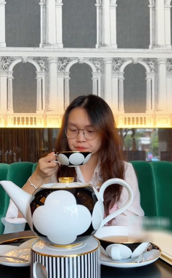 Đáng nói, dù là bánh hay cafe thì đều có giá trên 100.000 đồng. Một ly sinh tố cũng lên đến 210.000 đồng. Đây cũng là chi tiết gây nhiều tranh cãi nhất. Không phải ai cũng dám bỏ số tiền lớn như vậy chỉ để thưởng thức cafe.