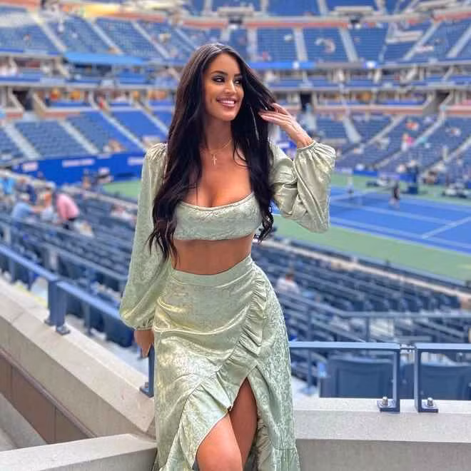 Trên trang cá nhân có 211.000 người theo dõi, nữ VĐV thường đăng tải những hình ảnh khoe vẻ ngoài gợi cảm. Stuhlmann chia sẻ cô muốn trở thành “Paige Spiranac của làng quần vợt” và bày tỏ sự ngưỡng mộ với nữ golf thủ được theo dõi nhiều nhất trên mạng xã hội.