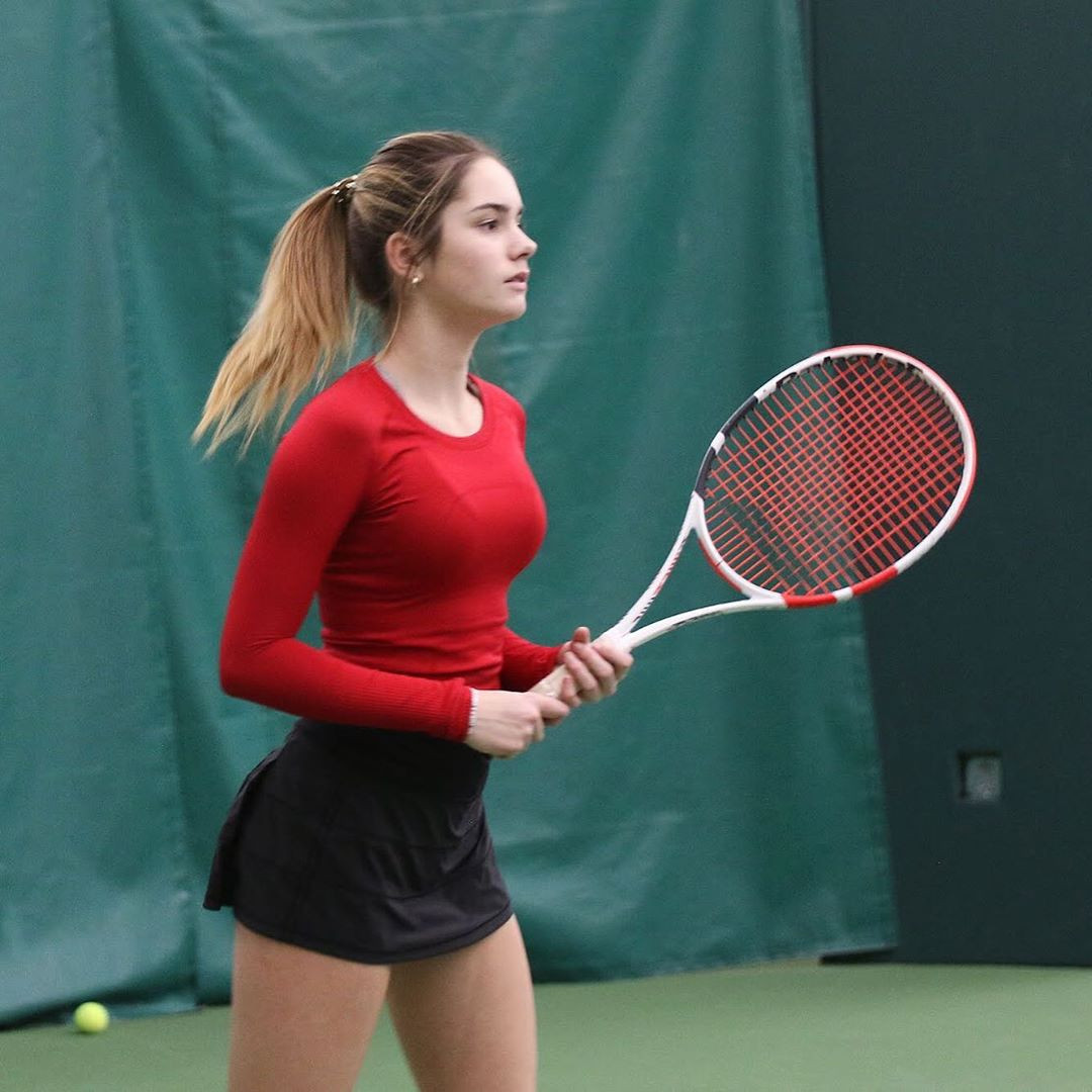 Không chỉ kiếm tiền nhờ hình ảnh của mình, Raine còn theo đuổi con đường kinh doanh. Cô cố gắng kết hợp tất cả niềm đam mê khác với quần vợt.