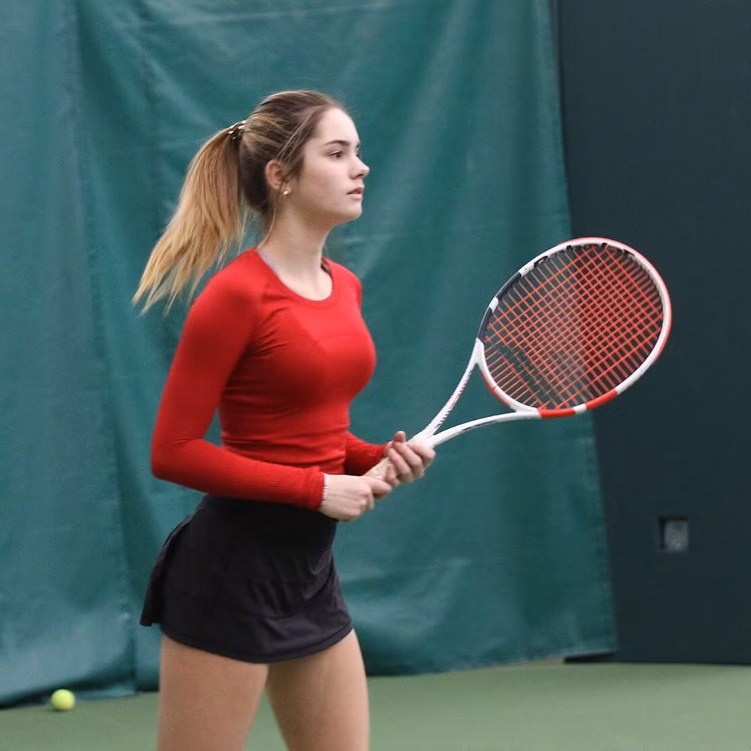 Không chỉ kiếm tiền nhờ hình ảnh của mình, Raine còn theo đuổi con đường kinh doanh. Cô cố gắng kết hợp tất cả niềm đam mê khác với quần vợt.