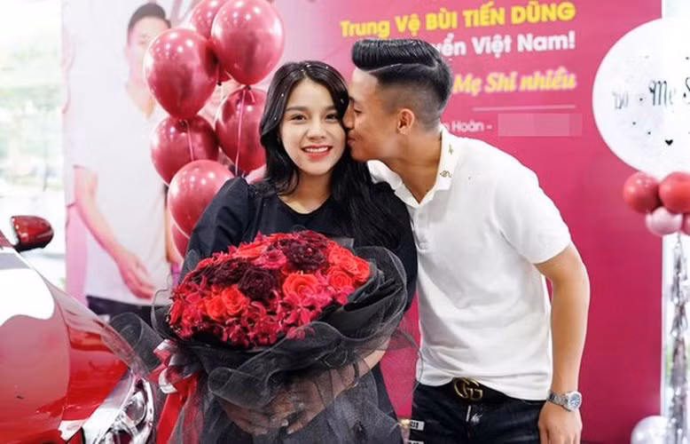 Theo đánh giá của nhiều người theo dõi Bùi Tiến Dũng, từ hẹn hò đến khi trở thành vợ chồng, nam cầu thủ dù bận rộn đến đâu cũng luôn dành thời gian cho gia đình.