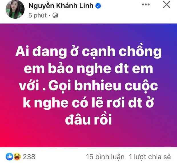 Mới đây, Nguyễn Khánh Linh - vợ trung vệ Bùi Tiến Dũng gây chú ý khi lên mạng tìm chồng. Cô viết: "Ai đang ở cạnh chồng em bảo nghe điện thoại em với. Gọi bao nhiêu cuộc không nghe, có lẽ rơi điện thoại ở đâu rồi".