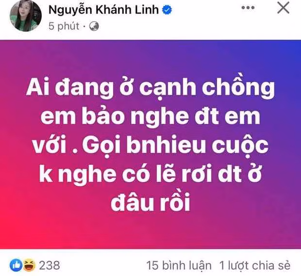 Mới đây, Nguyễn Khánh Linh - vợ trung vệ Bùi Tiến Dũng gây chú ý khi lên mạng tìm chồng. Cô viết: "Ai đang ở cạnh chồng em bảo nghe điện thoại em với. Gọi bao nhiêu cuộc không nghe, có lẽ rơi điện thoại ở đâu rồi".