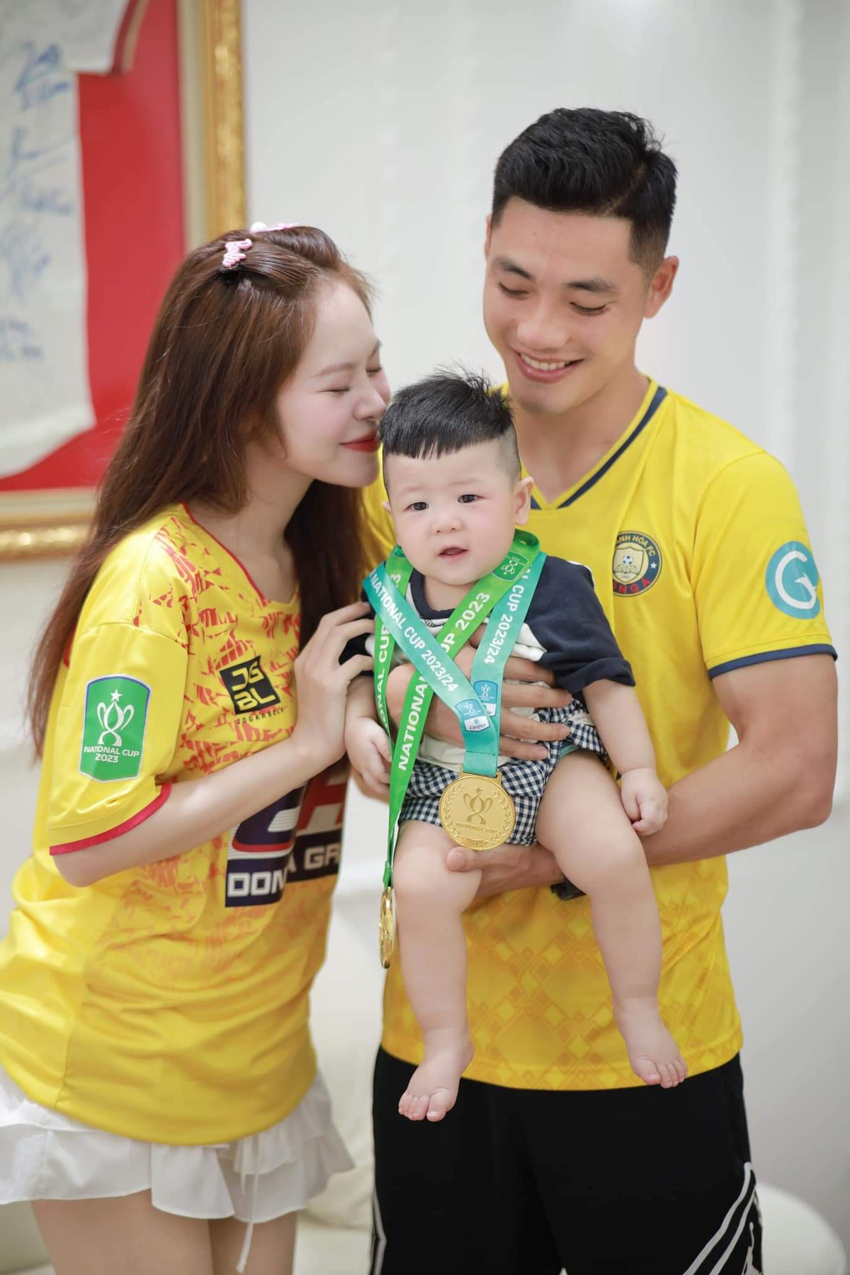 Trà My sinh năm 1997, kém Ti Phông 1 tuổi. Cả hai đều quê ở Quảng Ngãi. Hiện tại, nàng WAG này đang sở hữu studio chuyên chụp ảnh, trang điểm và cho thuê áo cưới.