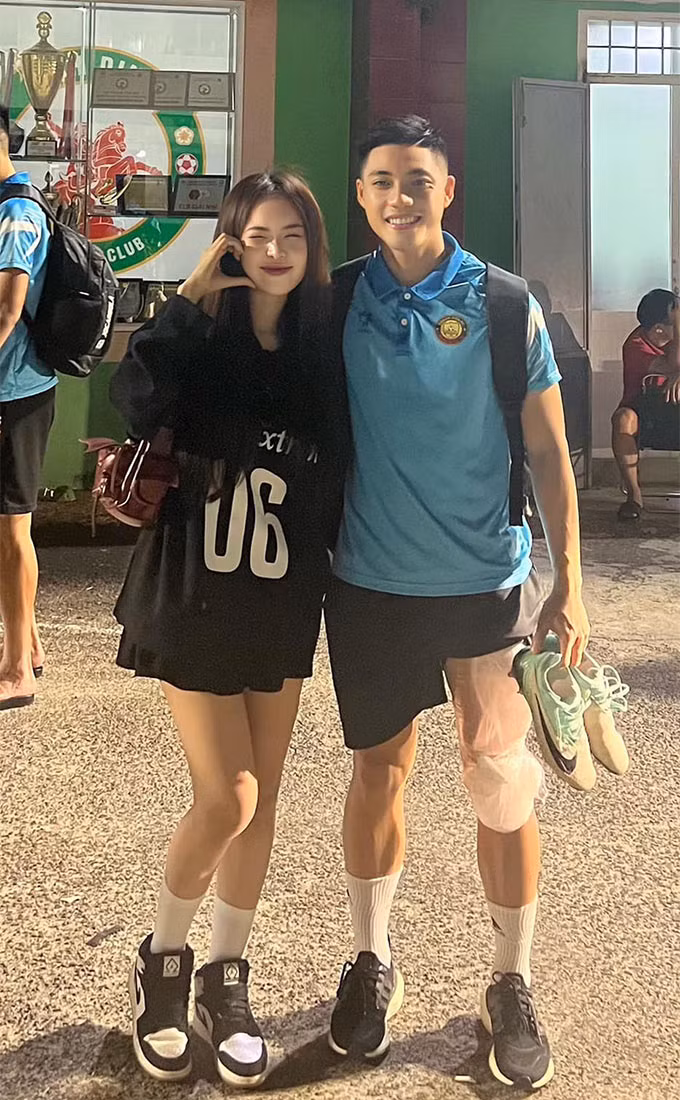 Được biết Lâm Ti Phông và vợ quen nhau qua mạng xã hội, hẹn hò 8 năm và quyết định về chung một nhà.