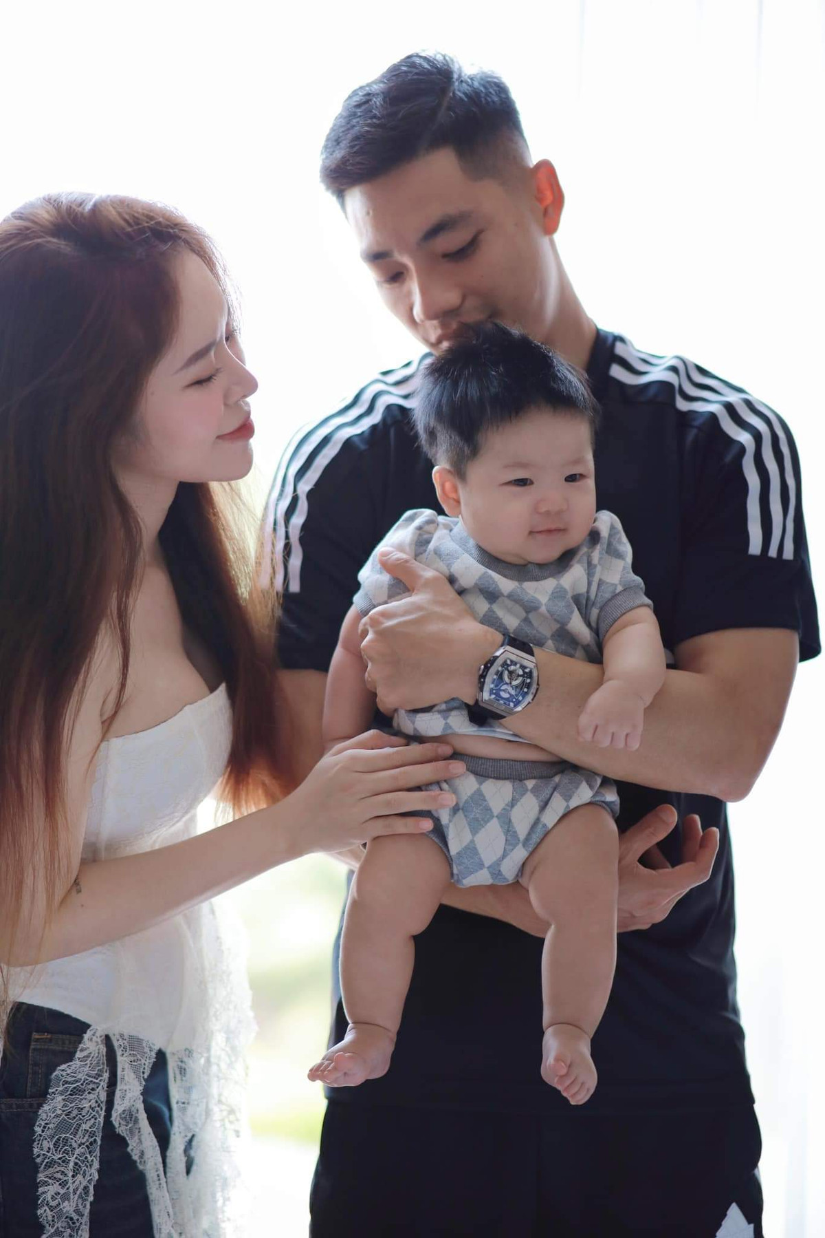 Nhan sắc của bà xã tiền vệ sinh năm 1996 được nhận xét ngày càng “thăng hạng” sau khi hạ sinh bé trai đầu lòng.