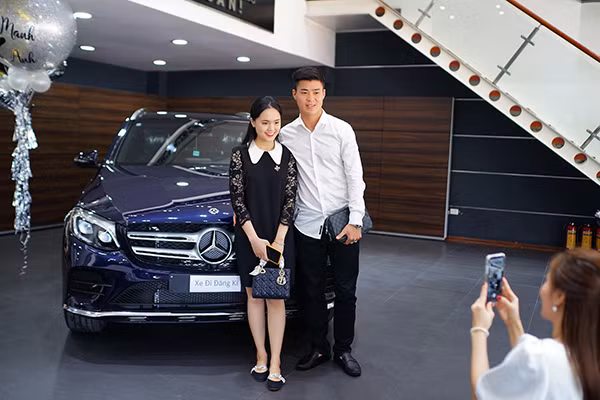 Không chỉ Văn Đức, rất nhiều cầu thủ tại Việt Nam cũng sở hữu xe Mercedes trong đó có vợ chồng Duy Mạnh.