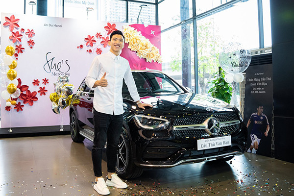 Đoàn Văn Hậu tậu dòng xe SUV gầm cao GLC 300 phiên bản mới nhất có trị giá hơn 2 tỷ đồng.