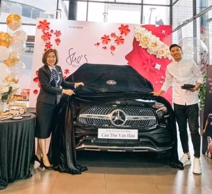 Đoàn Văn Hậu trong buổi nhận xe.