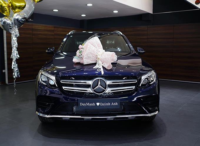 Trước khi đám cưới, Duy Mạnh và Quỳnh Anh khoe tậu xe Mercedes GLC có giá khoảng 2,289 tỉ đồng.