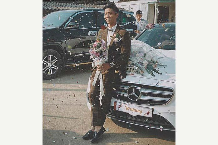 Đây là chiếc xe thứ 2 trong bộ sưu tập xế hộp tiền tỷ của Văn Đức. Trước đó, vào đầu năm 2019, cầu thủ đội tuyển Việt Nam đã tậu chiếc Mazda CX-5 2019 màu trắng Snowflake White Pearl giá hơn 1 tỷ đồng tặng mẹ đón Tết.