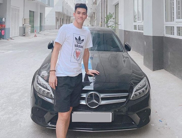 Tiền đạo Nguyễn Tiến Linh cũng đã tậu một chiếc xe Mercedes-Benz C200 bản nâng cấp facelift được bán ở mức 1,499 tỉ đồng.