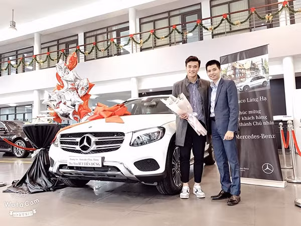 Bùi Tiến Dũng nhận xe Mercedes-Benz tại Hà Nội.
