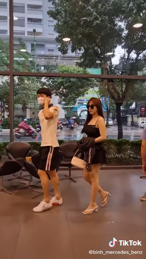 Sau nhiều năm theo đuổi sự nghiệp quần đùi áo số, hiện tại cầu thủ đội tuyển Việt Nam này đã sở hữu riêng cho mình một khối tài sản đáng mơ ước ở tuổi 24.