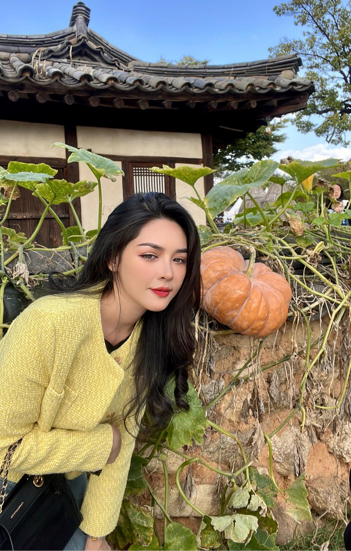 Nói về điều này người đẹp gốc Nam Định cho hay: "Cuộc sống của mình 9 năm trước đã rất buồn, còn bây giờ mọi thứ được cân bằng nhờ việc mình có ngoại hình rồi, các bình luận ấy lúc đọc giờ cũng không còn buồn nhiều nữa, mình cảm thấy các bạn ấy ác ý vậy chỉ vì ghen tỵ thôi. Mình cảm thấy thông cảm".