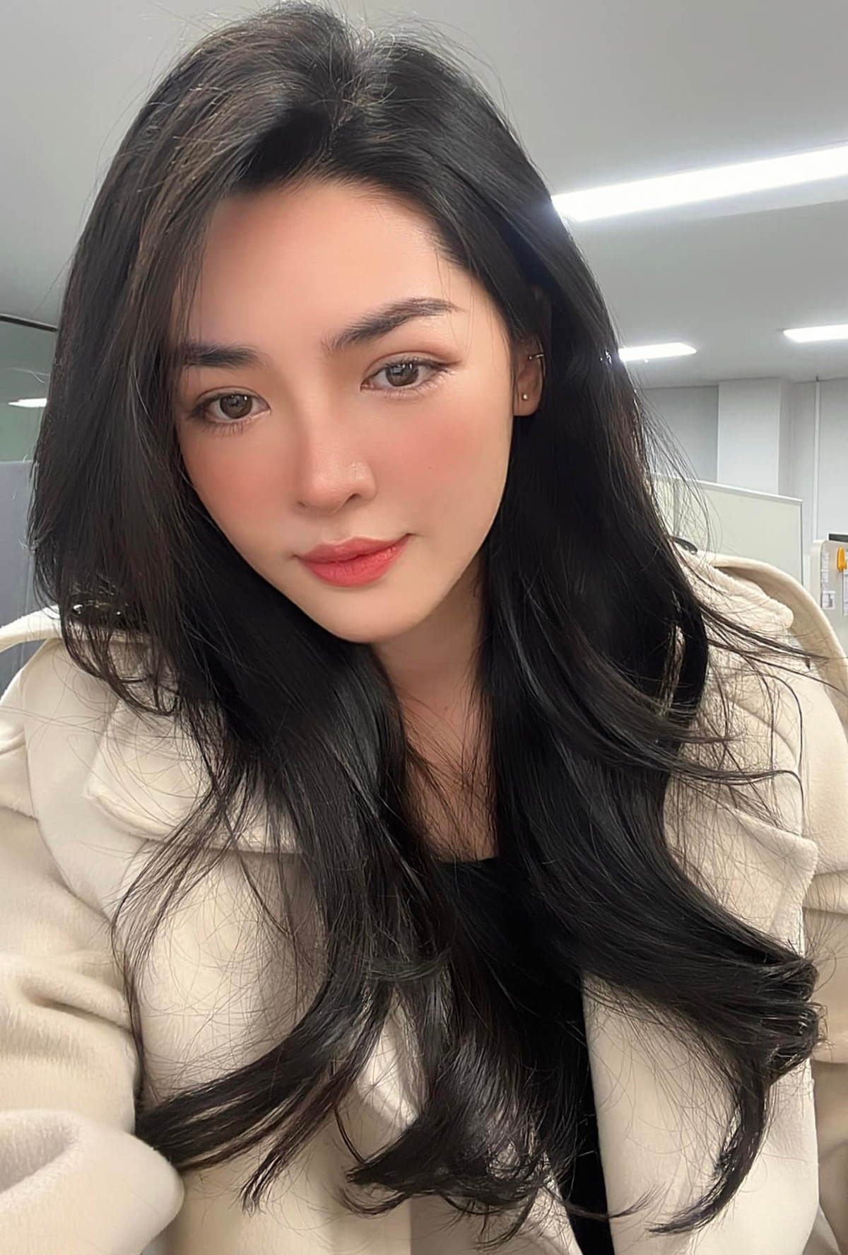 Thanh Quỳnh cũng cho hay, phẫu thuật hoàn thiện xong rồi nhưng đến một năm sau, bản thân cô mới nhận thức mình thật sự thay đổi, không còn là cô gái "xấu xí" ngày trước nữa.