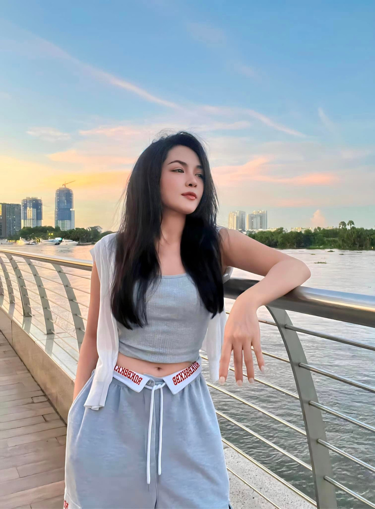 Nói về chuyện tìm bạn trai, lấy chồng, Vũ Thanh Quỳnh trải lòng: "Thật ra điều này cũng khó khăn lắm, bởi tuy xã hội phát triển nhưng không phải ai cũng cởi mở với việc phẫu thuật thẩm mỹ, nhiều người hay đưa suy nghĩ, rồi con sau này sinh ra như thế nào, gia đình bạn trai cũng tìm đến quá khứ của mình... nhưng mình nghĩ chuyện tình cảm là từ 2 phía, nếu đủ yêu thương và cô gắng thì sẽ làm được thôi".