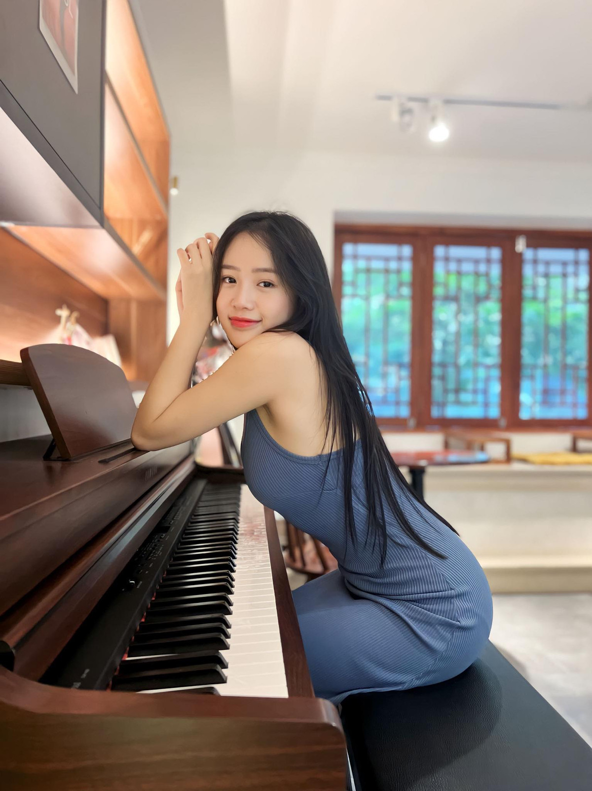 Trong một bức ảnh mới được chia sẻ trên mạng xã hội, nữ streamer Mai Linh Zuto (Hoàng Mai Lainh) lại một lần nữa "đốn tim" cộng đồng mạng khi xuất hiện trong không gian đầy nghệ thuật bên cạnh cây đàn piano.