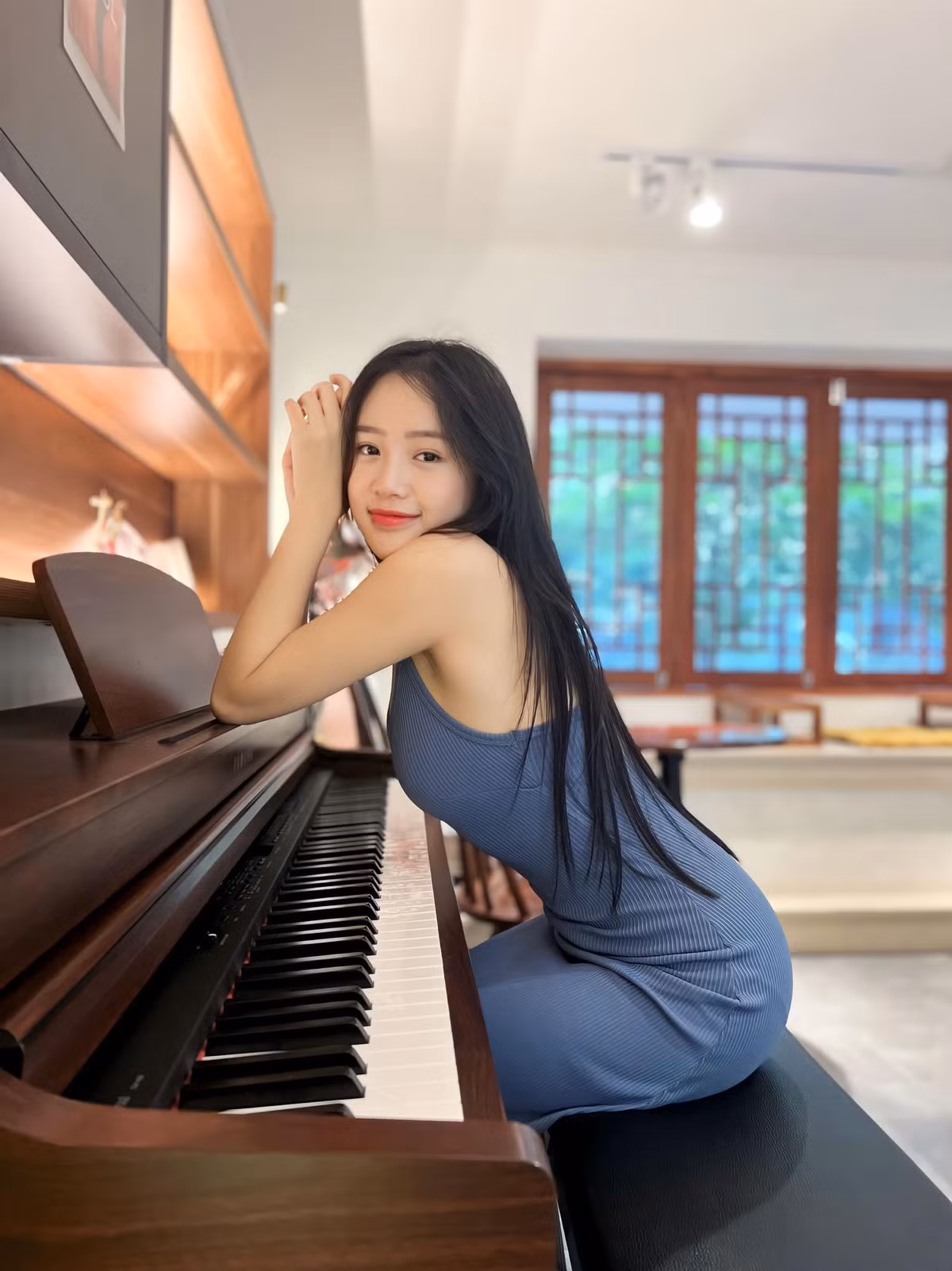 Trong một bức ảnh mới được chia sẻ trên mạng xã hội, nữ streamer Mai Linh Zuto (Hoàng Mai Lainh) lại một lần nữa "đốn tim" cộng đồng mạng khi xuất hiện trong không gian đầy nghệ thuật bên cạnh cây đàn piano.