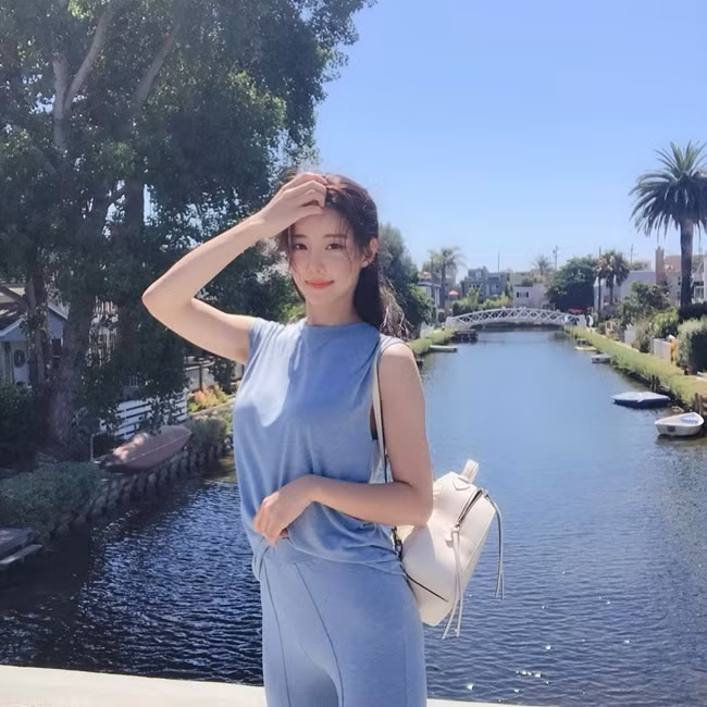 Cũng theo chia sẻ của Jung So Ra, khi là tiếp viên hàng không, cô nàng chỉ có thu nhập 58 triệu đồng mỗi tháng. Nhưng khi chuyển sang công việc mới thu nhập mỗi tháng của hot girl Hàn Quốc là 580 triệu đồng.