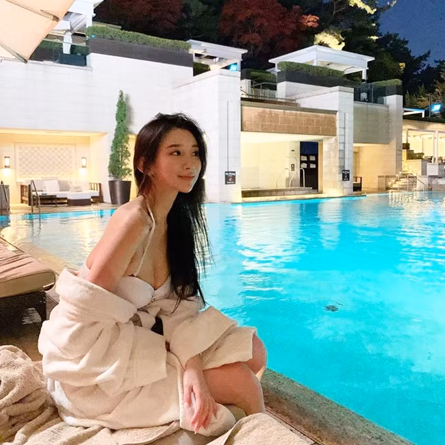 Theo chia sẻ của netizen xứ Hàn, mỗi lần livestream của Jung So Ra họ không thể bỏ qua vì để ngắm nhan sắc của cựu nữ tiếp viên hàng không xinh đẹp tuyệt mỹ.