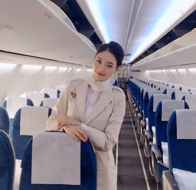 Mới đây trên trang cá nhân của mình, Jung So Ra bất ngờ chia sẻ cô không còn là tiếp viên hàng không và chuyển sang làm công việc livestream.