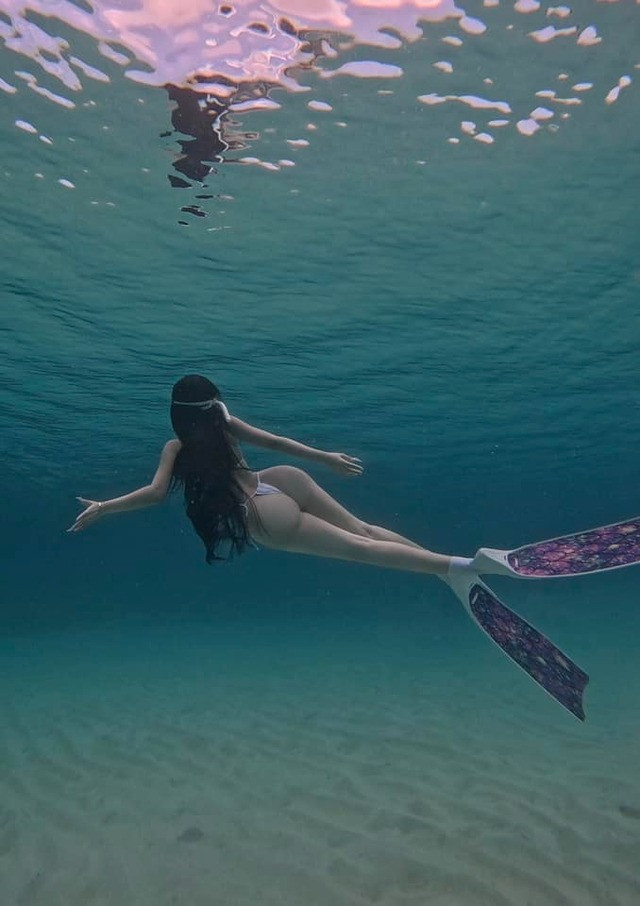 Việc kết hợp giữa bơi lội và chụp ảnh dưới nước không phải là một điều dễ dàng, đòi hỏi kỹ năng và sự luyện tập rất nhiều. Thế nhưng, Võ Ngọc Trân đã làm được điều này một cách xuất sắc.