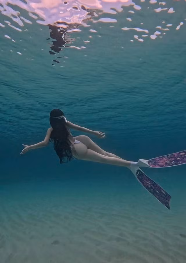 Việc kết hợp giữa bơi lội và chụp ảnh dưới nước không phải là một điều dễ dàng, đòi hỏi kỹ năng và sự luyện tập rất nhiều. Thế nhưng, Võ Ngọc Trân đã làm được điều này một cách xuất sắc.