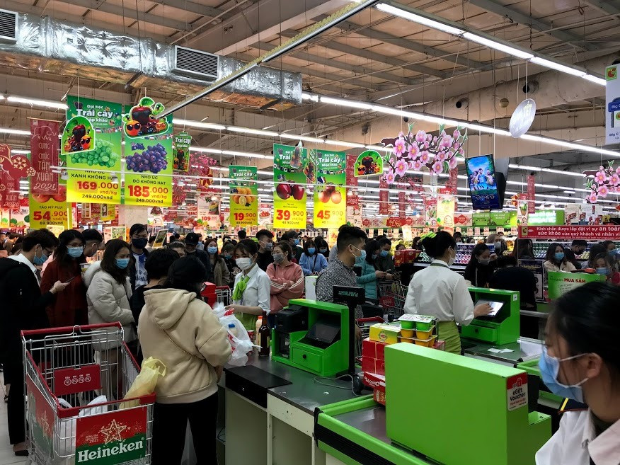 Sắm Tết là một công việc thú vị và hấp dẫn các bạn trẻ. Sẽ chẳng có gì là lạ khi một cô gái đi chợ Tết, mua sắm quần áo mới và chụp một bức ảnh "tự sướng" trong khung cảnh người đông đúc để chia sẻ lên Facebook với dòng status "Sắm Tết mệt quá"...