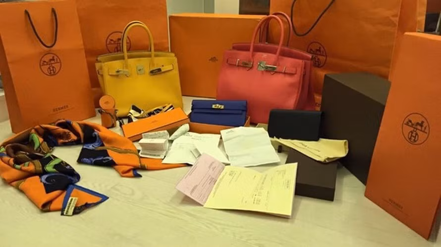 Khoe quà Tết cũng là một việc làm khiến nhiều bạn trẻ bị chê "kém sang" dù cho đó có là những món hàng hiệu xa xỉ. Bởi quà cáp được xem xét về khía cạnh tấm lòng là chính, nhưng một số người lại quá đà và nói đó là quà Tết của mình để khiến ai đó phải thèm thuồng.