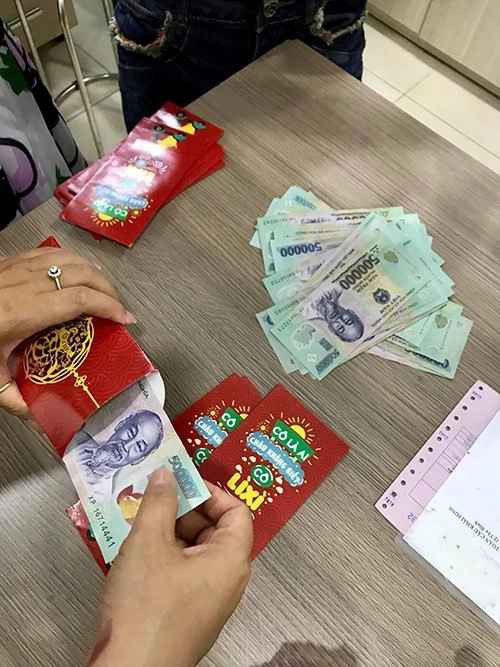 Bạo dạn hơn, một số bạn trẻ còn khoe ảnh nằm bên cạnh một đống tiền và gọi đó là tiền lì xì để khoe bản thân có vẻ như "được nhiều người yêu quý" lì xì nhiều, khoe nhiều mối quan hệ nên được nhiều tiền mừng tuổi. Ảnh minh họa.