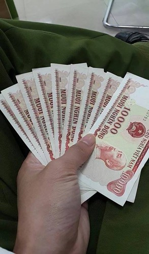 Khoe tiền mới, tiền đã ngừng sản xuất, tiền liền số sê ri... cũng là một thú khoe khoang nữa của giới trẻ trong dịp Tết Nguyên Đán.