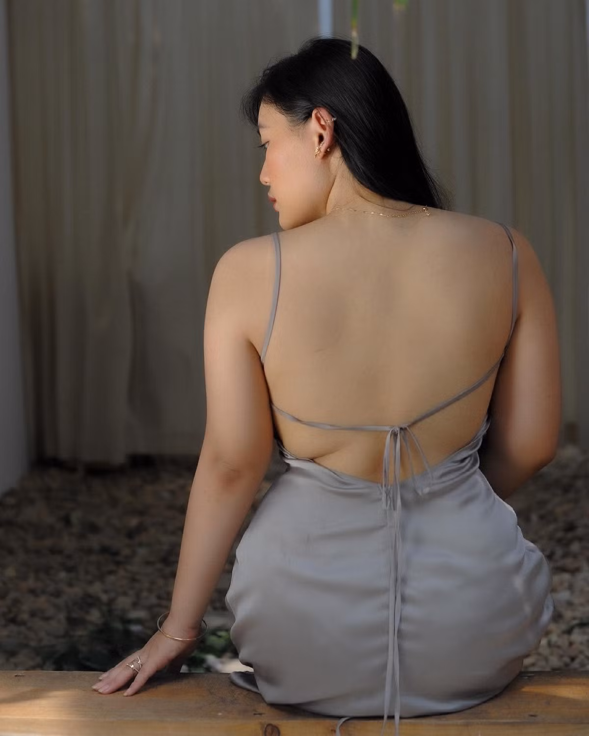 Dù sở hữu hình thể hơn 70kg nhưng Khánh Huyền tự tin diện những bộ váy bodycon, đồ bơi cắt xẻ táo bạo.