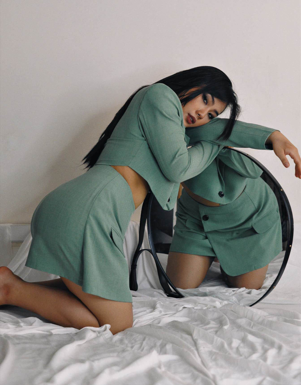 Bạn muốn che chắn phần ngực và lưng có thể mix thêm một chiếc áo làm bằng chất liệu mỏng nhẹ cho mùa hè. Ví dụ như mình sẽ chọn một chiếc áo chất liệu voan để vừa bay bổng, mát mẻ khi ra biển vừa tạo điểm nhấn". Khánh Huyền cho biết thêm.