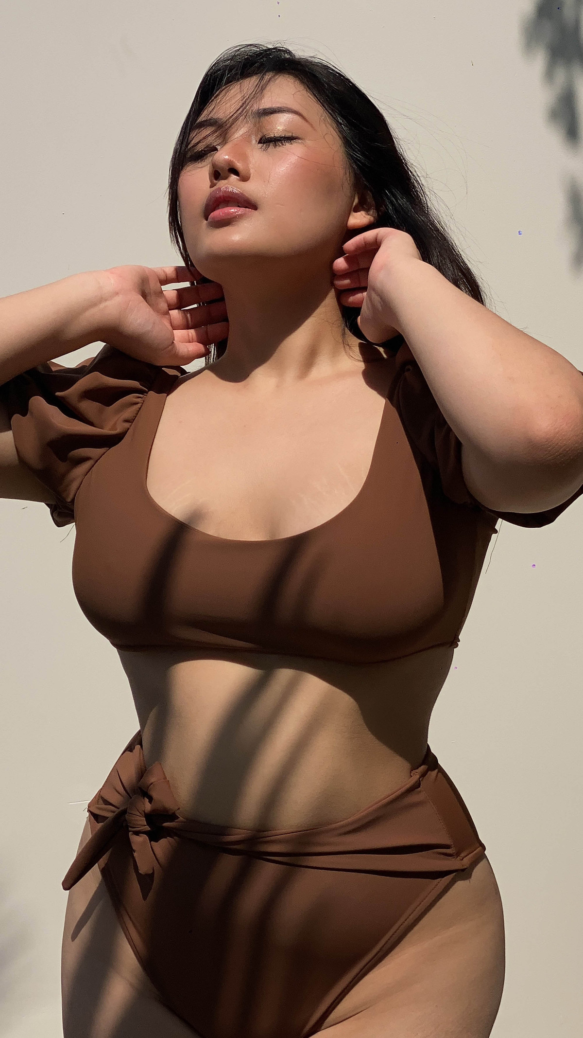 Về những đồ bơi dành cho người ngoại cỡ, Khánh Huyền thường lựa chọn các thiết kế có quần cạp cao vì sẽ trùng với phần bé nhất của eo, vừa giúp tôn đường cong tối đa lại hạn chế các vết hằn khi ngồi. Ngoài ra, kiểu quần này cũng có thể định hình dáng khá tốt, giúp chị em che bớt được mỡ ở vòng 2, đồng thời tạo hiệu ứng cho đôi chân trông dài hơn.