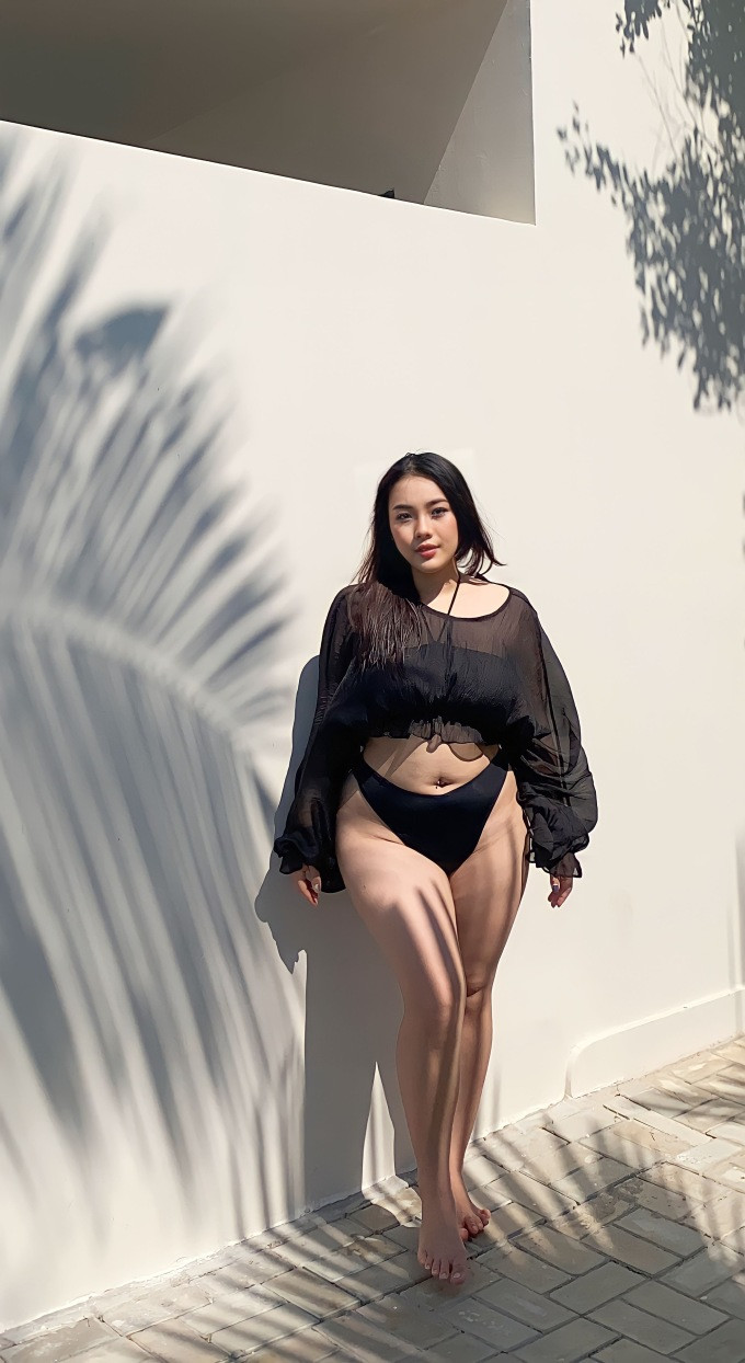 Đối với áo, người mẫu ngoại cỡ gợi ý: "Các bạn là hãy thử đo vòng đỉnh ngực và chân ngực để có thể xác định rõ cúp ngực và gọng ngực của mình là size gì. Từ đó, bạn sẽ chọn được size áo phù hợp. Việc đo này cũng giúp việc đặt may trang phục dễ dàng và vừa với cơ thể...