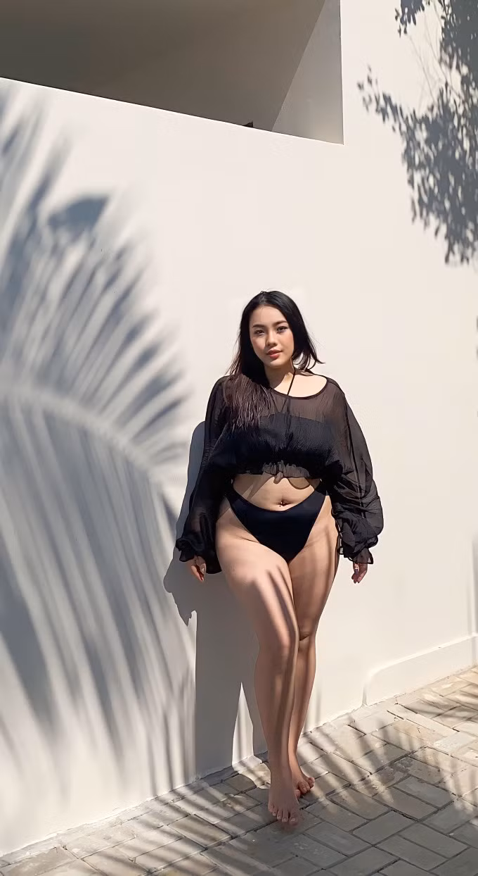 Đối với áo, người mẫu ngoại cỡ gợi ý: "Các bạn là hãy thử đo vòng đỉnh ngực và chân ngực để có thể xác định rõ cúp ngực và gọng ngực của mình là size gì. Từ đó, bạn sẽ chọn được size áo phù hợp. Việc đo này cũng giúp việc đặt may trang phục dễ dàng và vừa với cơ thể...