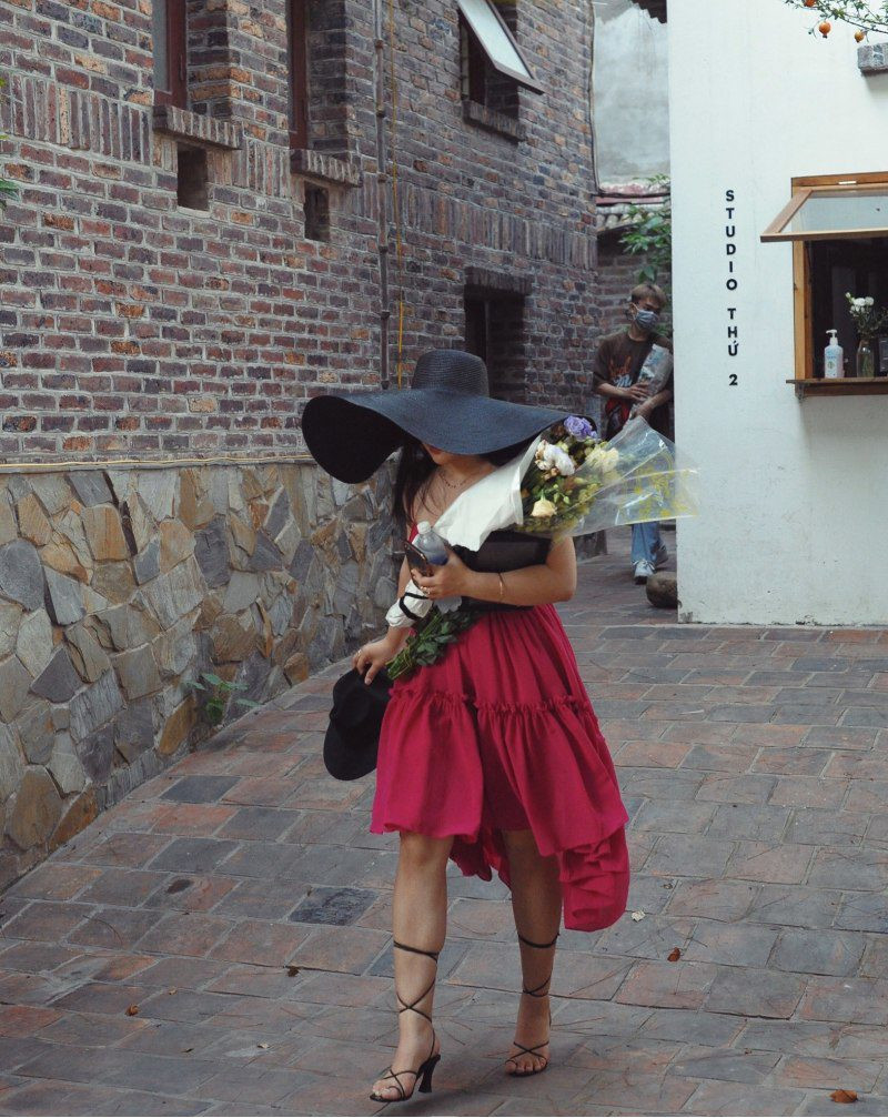 Ashlyn Khánh Huyền nàng chia sẻ: "Mình nghĩ chúng ta luôn có thể mặc đẹp mọi thứ mình thích, mọi lúc, mọi nơi. Chứ không phải là chờ đến một dịp nào đó. Ví dụ như chờ đến khi nào mình gầy, khi nào mình đẹp, khi nào mình không còn những khuyết điểm nữa thì mình sẽ mặc nó...