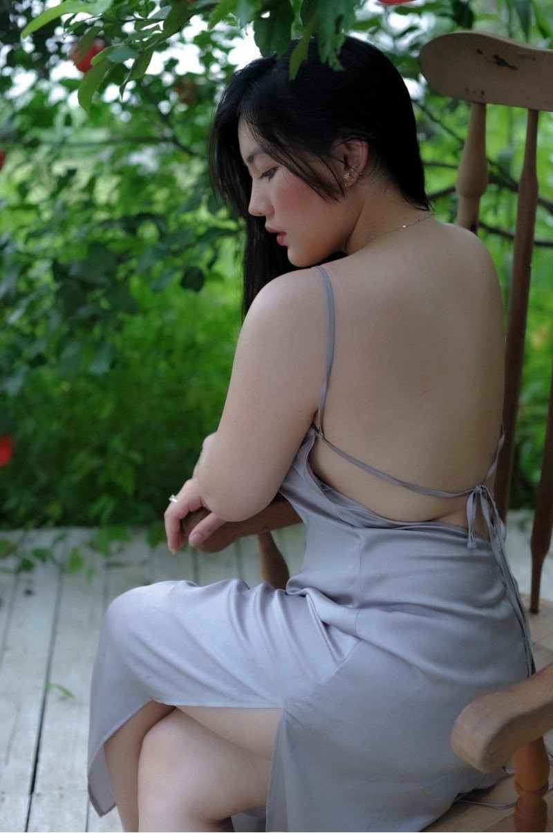 Là một người từng theo học chuyên ngành thời trang, Khánh Huyền cho rằng, không có tiêu chuẩn đẹp cụ thể. Gầy có cái đẹp của gầy, béo có cái sang rất riêng. Nên tận dụng ưu điểm của bản thân để lựa chọn trang phục cho phù hợp thay vì đi so sánh mình với người khác.