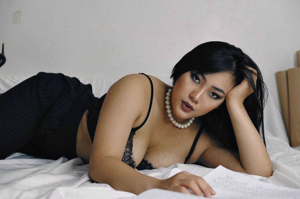 Là một người mẫu ngoại cỡ nặng hơn 70kg, Khánh Huyền vẫn sở hữu lượng fan đông đảo trên mạng xã hội nhờ gương mặt xinh xắn cùng gu ăn mặc gợi cảm.