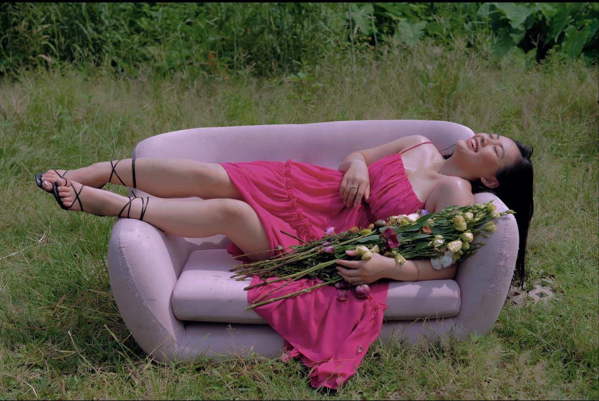 Quần áo sinh ra để phục vụ cho mình, thay vì cố mua những trang phục bé hơn rồi cất tủ và nghĩ một ngày nào đấy gầy đi mình sẽ mặc, hãy chọn những trang phục phù hợp và trải nghiệm luôn". Nàng người mẫu béo chia sẻ thêm.