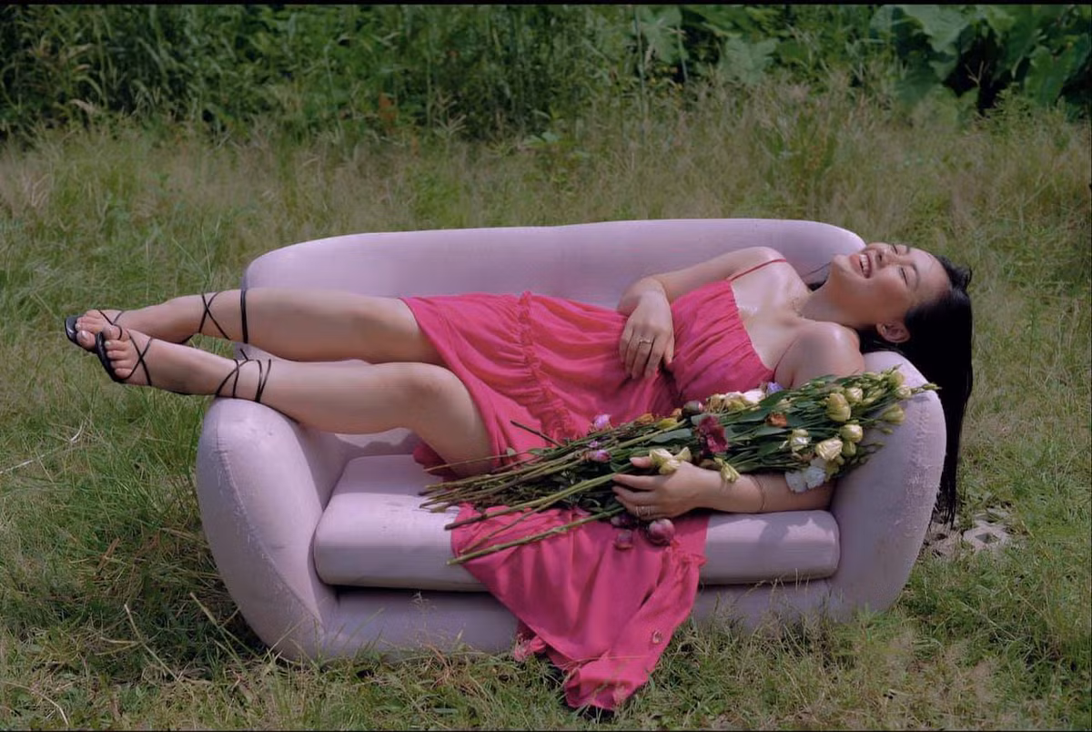 Quần áo sinh ra để phục vụ cho mình, thay vì cố mua những trang phục bé hơn rồi cất tủ và nghĩ một ngày nào đấy gầy đi mình sẽ mặc, hãy chọn những trang phục phù hợp và trải nghiệm luôn". Nàng người mẫu béo chia sẻ thêm.