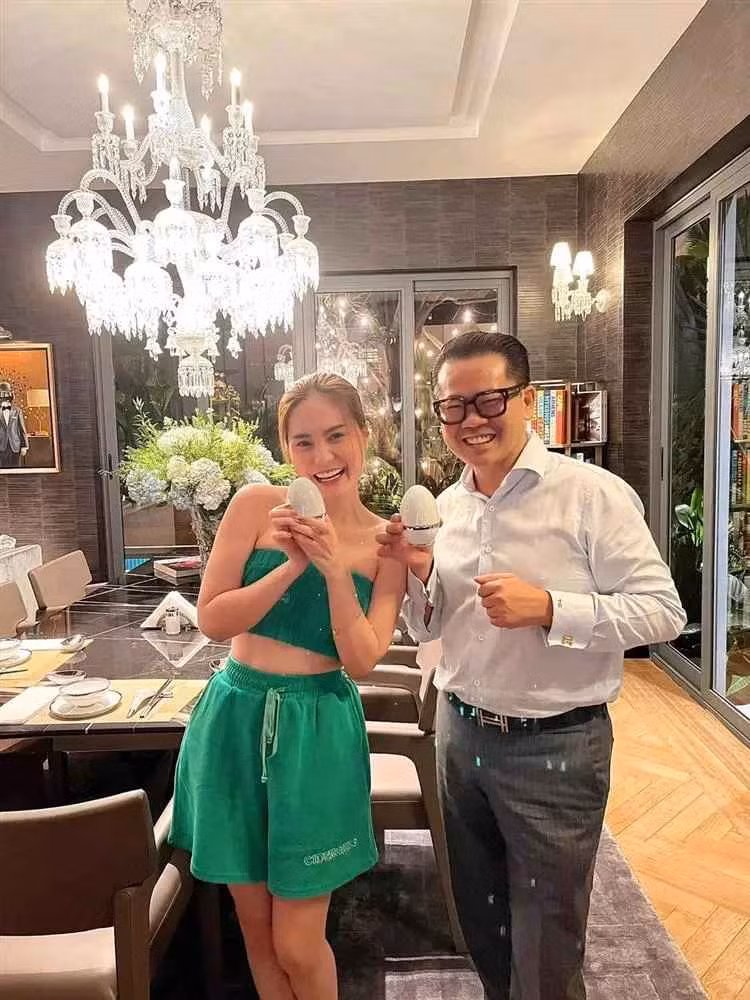 Theo đó, nữ đại gia Di Băng đã được mời tới nhà Thái Công để thưởng thức món ăn tưởng chừng như dân dã này.