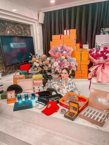 Đặc biệt, khi tới thăm nhà Thái Công, Di Băng mặc đồ khá thoải mái, cười đùa vui vẻ. Cô còn nằm lên ghế để tạo dáng check-in.