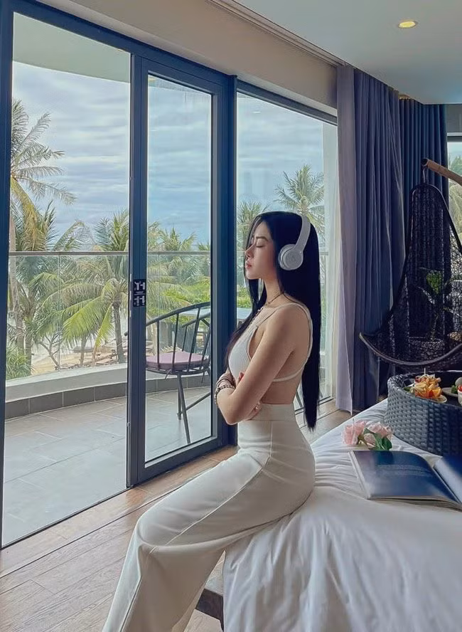 Người đẹp Quảng Bình cũng không ngại "chỉnh sửa" để có gương mặt ưng ý. Cô từng sửa mũi, làm răng sứ và tiêm filler tạo hình môi.