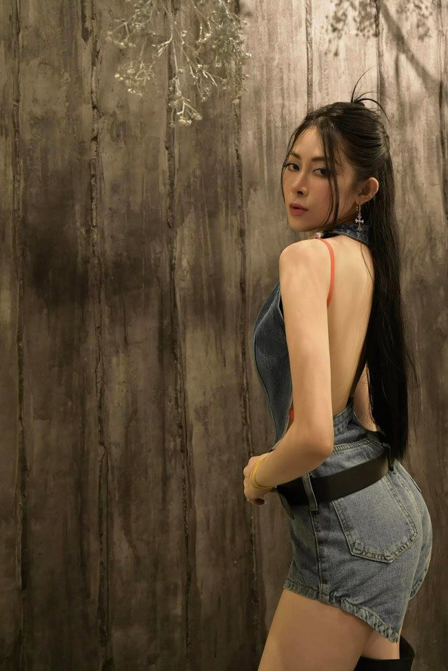 Dẫu vậy, điểm cuốn hút và gây ấn tượng nhất ở cô nàng Quảng Bình vẫn là đường cong nuột nà, đầy mê hoặc.