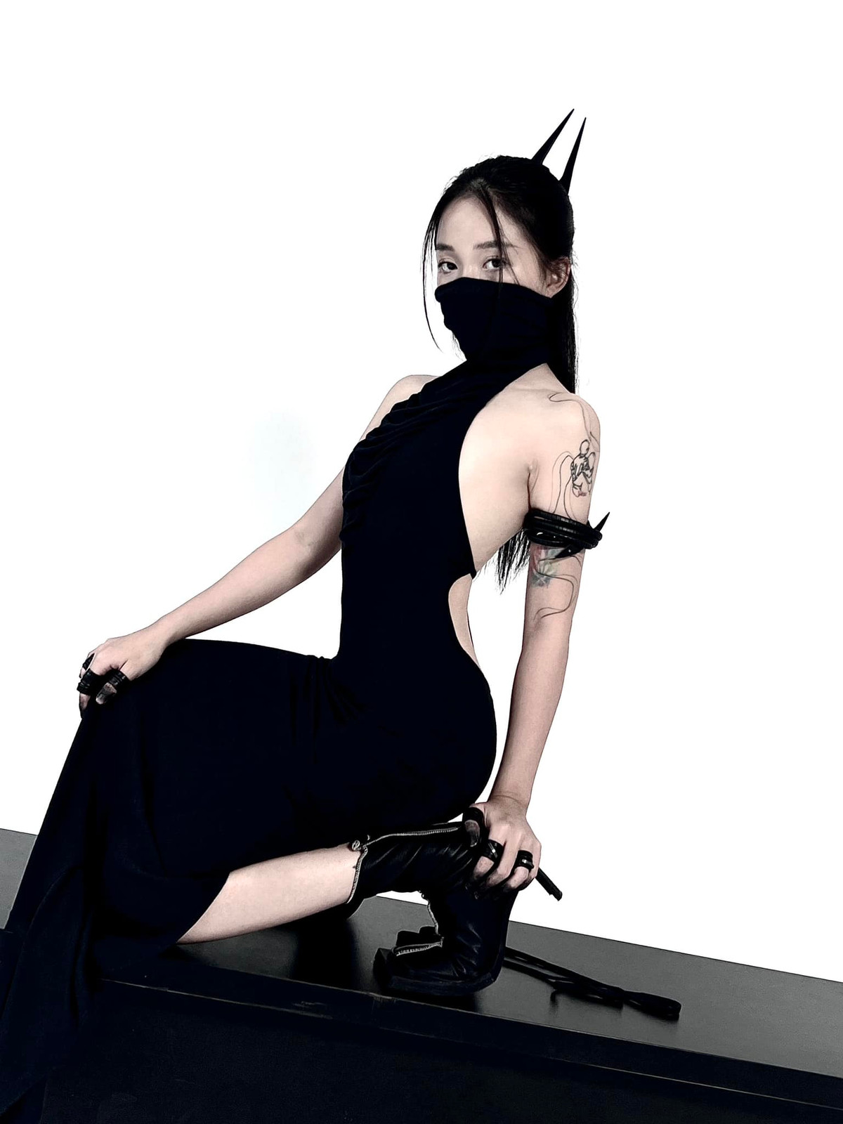 Khi được hỏi về chuyện "lên xe hoa", Linh tuyên bố rằng hiện cô vẫn chưa sẵn sàng cho việc kết hôn vì còn nhiều hoài bão cho sự nghiệp riêng, trên vai còn nhiều trọng trách cần gánh vác.